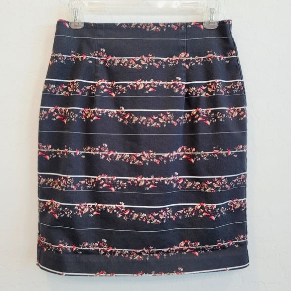 Worthington Dresses & Skirts - 💕Worthington Black Pencil Skirt with Floral & Birds Print Women's Size 8 Petite